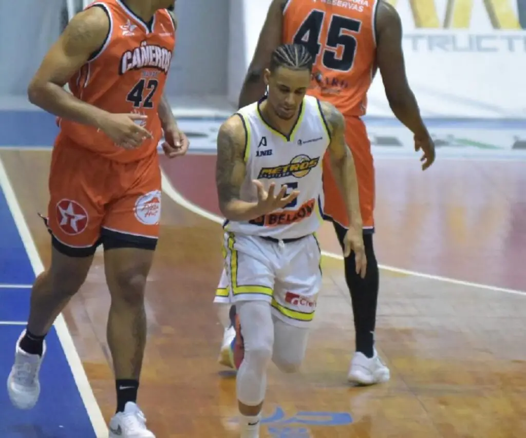 Pelea en la Gran Arena del Cibao Metros vs Cañeros