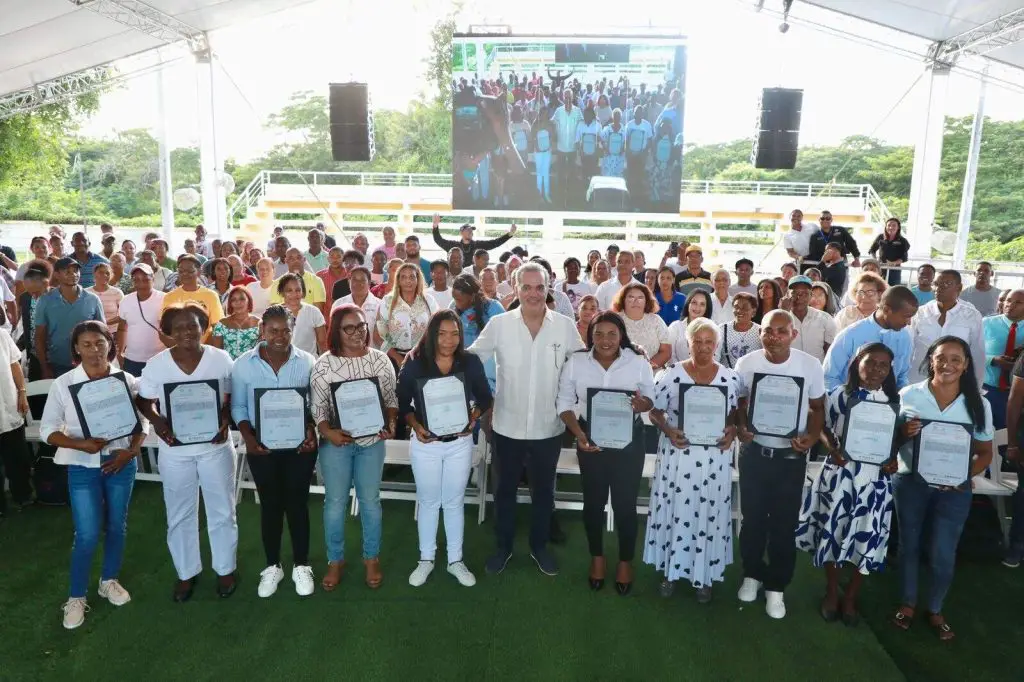 Presidente Abinader entrega 394 nuevos certificados de título de propiedad en Ramón Santana, San Pedro de Macorís