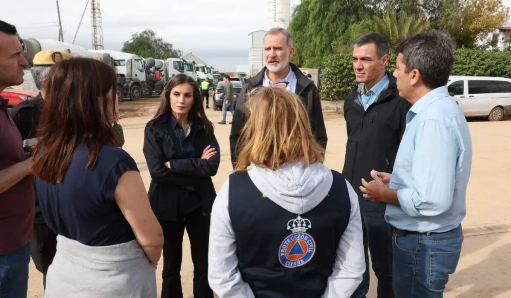 visita de los Reyes a las zonas afectas por la DANA, los vecinos tiran barro al paso de la comitiva y le han lanzado duros calificativos al rey y a Pedro Sánchez