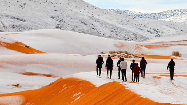 nieve en el desierto de arabia saudita