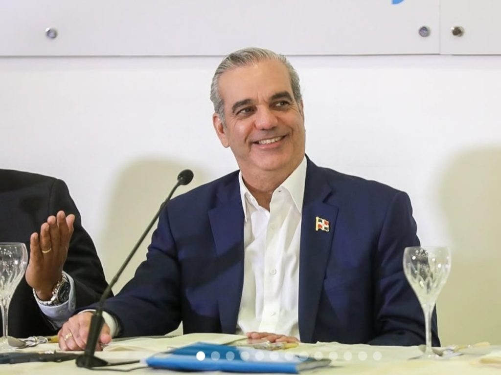 Presidente Luis Abinader Anuncia Transferencia de Fondos a los Ayuntamientos para la Construcción de Aceras y Contenes