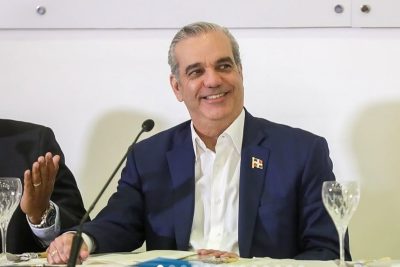 Presidente Luis Abinader Anuncia Transferencia de Fondos a los Ayuntamientos para la Construcción de Aceras y Contenes